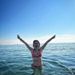Eloísa Maturén Instagram - Exorcismo marino para despedir el año. 🌊🥶🩵 Mediterráneo helado, los hermanos del alma como ancla ⚓️💙 Gracias 2023 por ser un año transformador y potente. Aprovecho este umbral para soltar la necesidad de control, el miedo a la incertidumbre. Ya estoy aquí, he aprendido a sostenerme. No hace falta escapar del dolor con tanta furia. Eres mucho más fuerte, capaz y resistente de lo que crees. Confía. La vida es todo, acepto y agradezco cada paso, cada momento. Intención para el 2024, estar cada día un poquito más consciente, dar lo mejor de mí con humildad y celebrar con alegría la oportunidad extraordinaria de estar aquí. Barcelona _ Playa De La Barceloneta