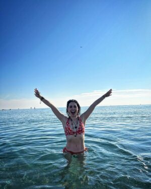 Eloísa Maturén Instagram - Exorcismo marino para despedir el año. 🌊🥶🩵

Mediterráneo helado, los hermanos del alma como ancla ⚓️💙

Gracias 2023 por ser un año transformador y potente.

Aprovecho este umbral para soltar la necesidad de control, el miedo a la incertidumbre.

Ya estoy aquí, he aprendido a sostenerme.

No hace falta escapar del dolor con tanta furia. Eres mucho más fuerte, capaz y resistente de lo que crees. Confía.

La vida es todo, acepto y agradezco cada paso, cada momento.

Intención para el 2024, estar cada día un poquito más consciente, dar lo mejor de mí con humildad y celebrar con alegría la oportunidad extraordinaria de estar aquí.