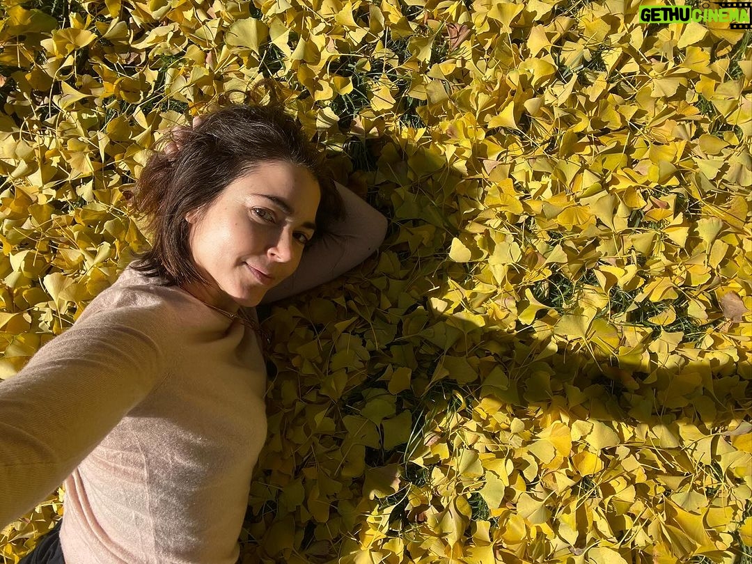 Eloísa Maturén Instagram - Sombra, querida amiga. Eres bien recibida. Ahora entiendo que solo yo puedo traerte a la luz. No hay nada malo contigo, ven pasa, aquí estás a salvo. Perdona por no haber podido recibirte antes. Me ha tomado tiempo atreverme a observar de dónde vienes. Pensé que me conocía pero había partes de mi que juzgaba con mucha fuerza. Incapaz de ver que lo que criticaba afuera, también criticaba dentro… Airear los trapitos que por años fueron esquivados, lo que no has querido reconocer de ti. Iluminarlo con consciencia y dejar de rechazarlo. Todo eso eres tú. No es bueno ni malo, solo es. Todo es parte de ti. Y se siente un gran alivio, no hay nada que ocultar, es solo una experiencia humana más. Estamos juntos en esto. Recoge tus fragmentos, integralo todo al servicio de un propósito más allá de ti y sigue andando. Te veo en el camino ❤️🔥 Madrid, Spain