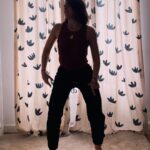 Eloísa Maturén Instagram - Hay emociones que me cuesta mucho sostener. A veces me siento "rara" y no lo soporto. Quiero salir corriendo de mi. "Rara" llamo yo a esos momentos en los que no puedo identificar lo que siento. Hay en el pecho una pulsión, algo que me habita, pero que no termina de ser. Es como cuando sientes que te va a dar gripe el día antes de que te duela la garganta. Un presentimiento. Literal. Reconozco que lo que más me desespera es no saber. Si no sé, no puedo controlar. Soy una control freak en recuperación 🤦🏻‍♀️😋 Lo que solía hacer con esta rareza era callarla. Distraerme con alguno de los clásicos: trabajo, amigos, comer, televisión, salir, alcohol y así. The weapon of choice. Pero ahora sé que si algo dentro quiere comunicarse, no puedo mandarlo a callar. Estoy aprendiendo a sentirme rara y no querer huir. Calmar el sistema nervioso para que la emoción hable. Tomar caminos distintos a ver que pasa. Ahora mismo estoy probando con el movimiento intuitivo. Pongo algo de música y dejo poco a poco que el cuerpo me guíe. No importa cómo se ve, solo me enfoco en sentir y dejar salir lo que sea. Noto que se va moviendo la energía y eso me ayuda a liberar la emoción. Doy brincos y lloro, es todo un poema 🤣🤣🤣 Propongo que la próxima vez que te sientas rar@ antes de salir corriendo a distraerte, te muevas un poco a ver qué pasa…