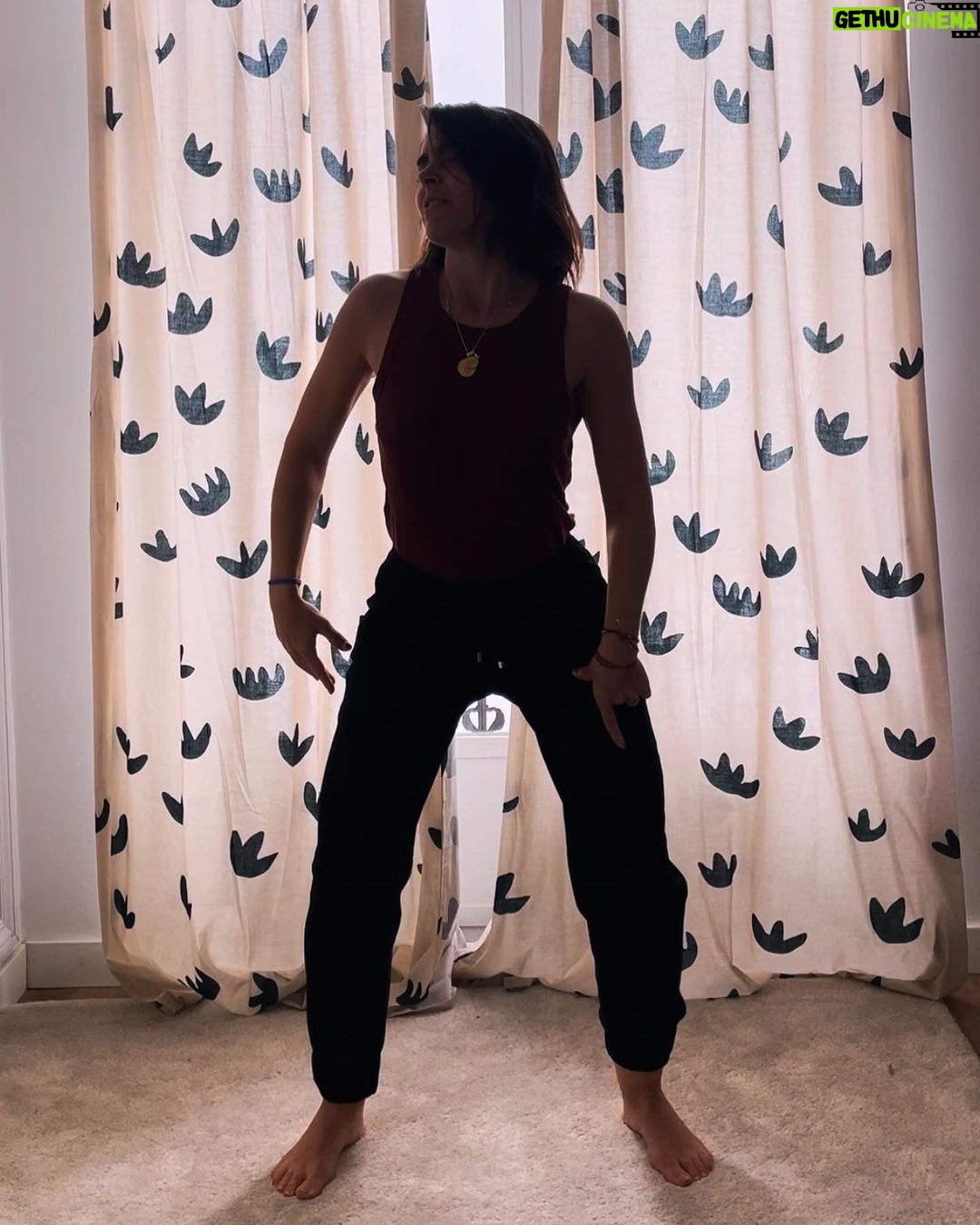 Eloísa Maturén Instagram - Hay emociones que me cuesta mucho sostener. A veces me siento "rara" y no lo soporto. Quiero salir corriendo de mi. "Rara" llamo yo a esos momentos en los que no puedo identificar lo que siento. Hay en el pecho una pulsión, algo que me habita, pero que no termina de ser. Es como cuando sientes que te va a dar gripe el día antes de que te duela la garganta. Un presentimiento. Literal. Reconozco que lo que más me desespera es no saber. Si no sé, no puedo controlar. Soy una control freak en recuperación 🤦🏻♀️😋 Lo que solía hacer con esta rareza era callarla. Distraerme con alguno de los clásicos: trabajo, amigos, comer, televisión, salir, alcohol y así. The weapon of choice. Pero ahora sé que si algo dentro quiere comunicarse, no puedo mandarlo a callar. Estoy aprendiendo a sentirme rara y no querer huir. Calmar el sistema nervioso para que la emoción hable. Tomar caminos distintos a ver que pasa. Ahora mismo estoy probando con el movimiento intuitivo. Pongo algo de música y dejo poco a poco que el cuerpo me guíe. No importa cómo se ve, solo me enfoco en sentir y dejar salir lo que sea. Noto que se va moviendo la energía y eso me ayuda a liberar la emoción. Doy brincos y lloro, es todo un poema 🤣🤣🤣 Propongo que la próxima vez que te sientas rar@ antes de salir corriendo a distraerte, te muevas un poco a ver qué pasa…