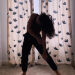 Eloísa Maturén Instagram - Hay emociones que me cuesta mucho sostener. A veces me siento "rara" y no lo soporto. Quiero salir corriendo de mi. "Rara" llamo yo a esos momentos en los que no puedo identificar lo que siento. Hay en el pecho una pulsión, algo que me habita, pero que no termina de ser. Es como cuando sientes que te va a dar gripe el día antes de que te duela la garganta. Un presentimiento. Literal. Reconozco que lo que más me desespera es no saber. Si no sé, no puedo controlar. Soy una control freak en recuperación 🤦🏻‍♀️😋 Lo que solía hacer con esta rareza era callarla. Distraerme con alguno de los clásicos: trabajo, amigos, comer, televisión, salir, alcohol y así. The weapon of choice. Pero ahora sé que si algo dentro quiere comunicarse, no puedo mandarlo a callar. Estoy aprendiendo a sentirme rara y no querer huir. Calmar el sistema nervioso para que la emoción hable. Tomar caminos distintos a ver que pasa. Ahora mismo estoy probando con el movimiento intuitivo. Pongo algo de música y dejo poco a poco que el cuerpo me guíe. No importa cómo se ve, solo me enfoco en sentir y dejar salir lo que sea. Noto que se va moviendo la energía y eso me ayuda a liberar la emoción. Doy brincos y lloro, es todo un poema 🤣🤣🤣 Propongo que la próxima vez que te sientas rar@ antes de salir corriendo a distraerte, te muevas un poco a ver qué pasa…