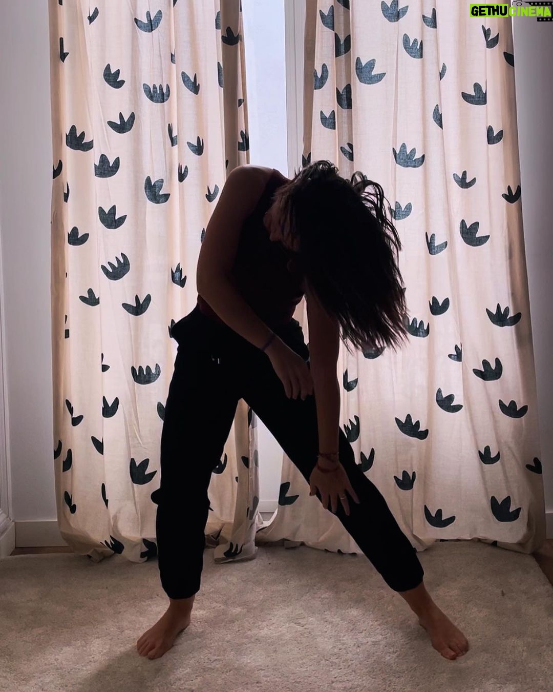 Eloísa Maturén Instagram - Hay emociones que me cuesta mucho sostener. A veces me siento "rara" y no lo soporto. Quiero salir corriendo de mi. "Rara" llamo yo a esos momentos en los que no puedo identificar lo que siento. Hay en el pecho una pulsión, algo que me habita, pero que no termina de ser. Es como cuando sientes que te va a dar gripe el día antes de que te duela la garganta. Un presentimiento. Literal. Reconozco que lo que más me desespera es no saber. Si no sé, no puedo controlar. Soy una control freak en recuperación 🤦🏻♀️😋 Lo que solía hacer con esta rareza era callarla. Distraerme con alguno de los clásicos: trabajo, amigos, comer, televisión, salir, alcohol y así. The weapon of choice. Pero ahora sé que si algo dentro quiere comunicarse, no puedo mandarlo a callar. Estoy aprendiendo a sentirme rara y no querer huir. Calmar el sistema nervioso para que la emoción hable. Tomar caminos distintos a ver que pasa. Ahora mismo estoy probando con el movimiento intuitivo. Pongo algo de música y dejo poco a poco que el cuerpo me guíe. No importa cómo se ve, solo me enfoco en sentir y dejar salir lo que sea. Noto que se va moviendo la energía y eso me ayuda a liberar la emoción. Doy brincos y lloro, es todo un poema 🤣🤣🤣 Propongo que la próxima vez que te sientas rar@ antes de salir corriendo a distraerte, te muevas un poco a ver qué pasa…