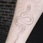 Eloísa Maturén Instagram - Un tatuaje es una cicatriz que elegimos. Un recordatorio. Poner la lección a la vista, volver a ella las veces que haga falta. Soltar la resistencia y permitir que el dolor sea parte de la alquimia. Un intercambio. Desde hace un par de años la serpiente es un símbolo que me acompaña, un animal de poder que se manifiesta en mi luz y mi sombra. Este tatuaje fue el resultado de muchos meses de movimiento interno y aprendizaje. Cada día ser un poquito más flexible y fluir con el cambio en lugar de resistirme. Volver siempre al sinuoso camino del medio. Seguir mi instinto y confiar en la voz que desde adentro va guiando el camino. En la sabiduría de mis ancestros. La transformación, el renacimiento, lo eterno. Tuve la fortuna hermosa de que el canal para este tatuaje fuera mi hermana @saraidmontaner que no es solo una artista increíble, si no que te acompaña en todo el proceso con su energía y su poder. Gracias a su arte y su entrega esa nueva parte de ti esta llena de corazón y conectada con lo profundo. Saraid hace que el tatuaje no sea solo un dibujo que marca tu piel, es un totem, una imagen sagrada. Gracias @saraidmontaner por ese momento inolvidable y por toda la belleza que hemos compartido este año! ❤️‍🔥🦋🚀 Y gracias también a @wildesunglasses por ser siempre espacio de creación y recibirme con los brazos abiertos 💛 Madrid, Spain