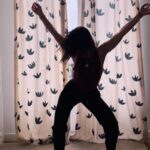 Eloísa Maturén Instagram - Hay emociones que me cuesta mucho sostener. A veces me siento "rara" y no lo soporto. Quiero salir corriendo de mi. "Rara" llamo yo a esos momentos en los que no puedo identificar lo que siento. Hay en el pecho una pulsión, algo que me habita, pero que no termina de ser. Es como cuando sientes que te va a dar gripe el día antes de que te duela la garganta. Un presentimiento. Literal. Reconozco que lo que más me desespera es no saber. Si no sé, no puedo controlar. Soy una control freak en recuperación 🤦🏻‍♀️😋 Lo que solía hacer con esta rareza era callarla. Distraerme con alguno de los clásicos: trabajo, amigos, comer, televisión, salir, alcohol y así. The weapon of choice. Pero ahora sé que si algo dentro quiere comunicarse, no puedo mandarlo a callar. Estoy aprendiendo a sentirme rara y no querer huir. Calmar el sistema nervioso para que la emoción hable. Tomar caminos distintos a ver que pasa. Ahora mismo estoy probando con el movimiento intuitivo. Pongo algo de música y dejo poco a poco que el cuerpo me guíe. No importa cómo se ve, solo me enfoco en sentir y dejar salir lo que sea. Noto que se va moviendo la energía y eso me ayuda a liberar la emoción. Doy brincos y lloro, es todo un poema 🤣🤣🤣 Propongo que la próxima vez que te sientas rar@ antes de salir corriendo a distraerte, te muevas un poco a ver qué pasa…