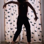 Eloísa Maturén Instagram - Hay emociones que me cuesta mucho sostener. A veces me siento "rara" y no lo soporto. Quiero salir corriendo de mi. "Rara" llamo yo a esos momentos en los que no puedo identificar lo que siento. Hay en el pecho una pulsión, algo que me habita, pero que no termina de ser. Es como cuando sientes que te va a dar gripe el día antes de que te duela la garganta. Un presentimiento. Literal. Reconozco que lo que más me desespera es no saber. Si no sé, no puedo controlar. Soy una control freak en recuperación 🤦🏻‍♀️😋 Lo que solía hacer con esta rareza era callarla. Distraerme con alguno de los clásicos: trabajo, amigos, comer, televisión, salir, alcohol y así. The weapon of choice. Pero ahora sé que si algo dentro quiere comunicarse, no puedo mandarlo a callar. Estoy aprendiendo a sentirme rara y no querer huir. Calmar el sistema nervioso para que la emoción hable. Tomar caminos distintos a ver que pasa. Ahora mismo estoy probando con el movimiento intuitivo. Pongo algo de música y dejo poco a poco que el cuerpo me guíe. No importa cómo se ve, solo me enfoco en sentir y dejar salir lo que sea. Noto que se va moviendo la energía y eso me ayuda a liberar la emoción. Doy brincos y lloro, es todo un poema 🤣🤣🤣 Propongo que la próxima vez que te sientas rar@ antes de salir corriendo a distraerte, te muevas un poco a ver qué pasa…