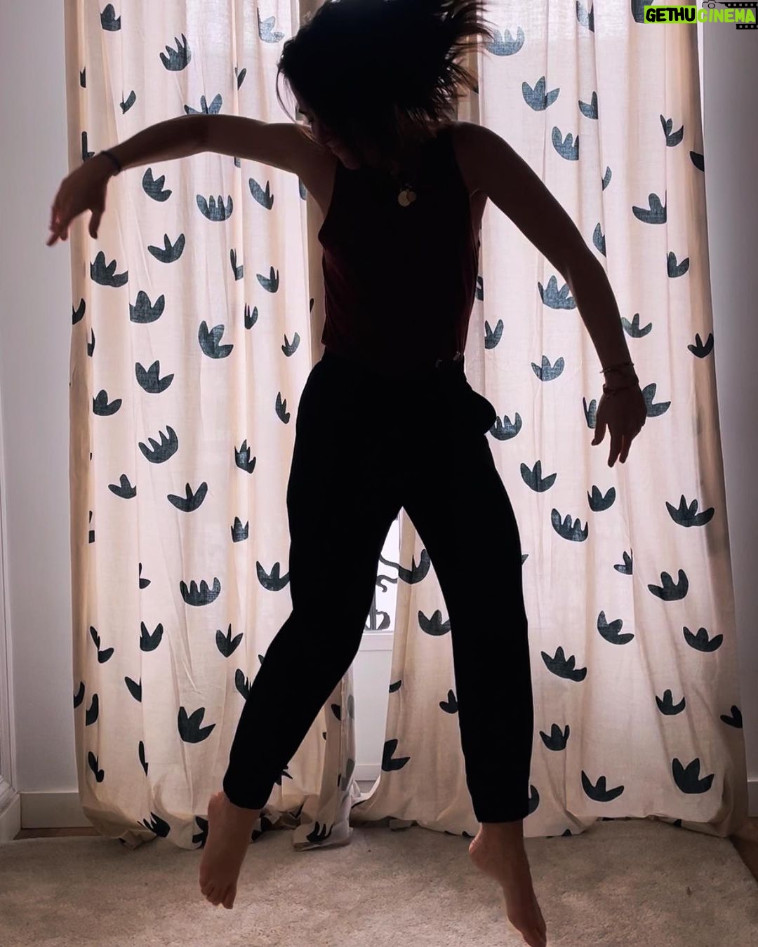 Eloísa Maturén Instagram - Hay emociones que me cuesta mucho sostener. A veces me siento "rara" y no lo soporto. Quiero salir corriendo de mi. "Rara" llamo yo a esos momentos en los que no puedo identificar lo que siento. Hay en el pecho una pulsión, algo que me habita, pero que no termina de ser. Es como cuando sientes que te va a dar gripe el día antes de que te duela la garganta. Un presentimiento. Literal. Reconozco que lo que más me desespera es no saber. Si no sé, no puedo controlar. Soy una control freak en recuperación 🤦🏻♀️😋 Lo que solía hacer con esta rareza era callarla. Distraerme con alguno de los clásicos: trabajo, amigos, comer, televisión, salir, alcohol y así. The weapon of choice. Pero ahora sé que si algo dentro quiere comunicarse, no puedo mandarlo a callar. Estoy aprendiendo a sentirme rara y no querer huir. Calmar el sistema nervioso para que la emoción hable. Tomar caminos distintos a ver que pasa. Ahora mismo estoy probando con el movimiento intuitivo. Pongo algo de música y dejo poco a poco que el cuerpo me guíe. No importa cómo se ve, solo me enfoco en sentir y dejar salir lo que sea. Noto que se va moviendo la energía y eso me ayuda a liberar la emoción. Doy brincos y lloro, es todo un poema 🤣🤣🤣 Propongo que la próxima vez que te sientas rar@ antes de salir corriendo a distraerte, te muevas un poco a ver qué pasa…