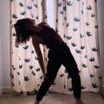 Eloísa Maturén Instagram - Hay emociones que me cuesta mucho sostener. A veces me siento "rara" y no lo soporto. Quiero salir corriendo de mi. "Rara" llamo yo a esos momentos en los que no puedo identificar lo que siento. Hay en el pecho una pulsión, algo que me habita, pero que no termina de ser. Es como cuando sientes que te va a dar gripe el día antes de que te duela la garganta. Un presentimiento. Literal. Reconozco que lo que más me desespera es no saber. Si no sé, no puedo controlar. Soy una control freak en recuperación 🤦🏻‍♀️😋 Lo que solía hacer con esta rareza era callarla. Distraerme con alguno de los clásicos: trabajo, amigos, comer, televisión, salir, alcohol y así. The weapon of choice. Pero ahora sé que si algo dentro quiere comunicarse, no puedo mandarlo a callar. Estoy aprendiendo a sentirme rara y no querer huir. Calmar el sistema nervioso para que la emoción hable. Tomar caminos distintos a ver que pasa. Ahora mismo estoy probando con el movimiento intuitivo. Pongo algo de música y dejo poco a poco que el cuerpo me guíe. No importa cómo se ve, solo me enfoco en sentir y dejar salir lo que sea. Noto que se va moviendo la energía y eso me ayuda a liberar la emoción. Doy brincos y lloro, es todo un poema 🤣🤣🤣 Propongo que la próxima vez que te sientas rar@ antes de salir corriendo a distraerte, te muevas un poco a ver qué pasa…