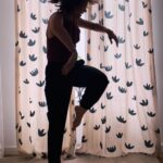 Eloísa Maturén Instagram - Hay emociones que me cuesta mucho sostener. A veces me siento "rara" y no lo soporto. Quiero salir corriendo de mi. "Rara" llamo yo a esos momentos en los que no puedo identificar lo que siento. Hay en el pecho una pulsión, algo que me habita, pero que no termina de ser. Es como cuando sientes que te va a dar gripe el día antes de que te duela la garganta. Un presentimiento. Literal. Reconozco que lo que más me desespera es no saber. Si no sé, no puedo controlar. Soy una control freak en recuperación 🤦🏻‍♀️😋 Lo que solía hacer con esta rareza era callarla. Distraerme con alguno de los clásicos: trabajo, amigos, comer, televisión, salir, alcohol y así. The weapon of choice. Pero ahora sé que si algo dentro quiere comunicarse, no puedo mandarlo a callar. Estoy aprendiendo a sentirme rara y no querer huir. Calmar el sistema nervioso para que la emoción hable. Tomar caminos distintos a ver que pasa. Ahora mismo estoy probando con el movimiento intuitivo. Pongo algo de música y dejo poco a poco que el cuerpo me guíe. No importa cómo se ve, solo me enfoco en sentir y dejar salir lo que sea. Noto que se va moviendo la energía y eso me ayuda a liberar la emoción. Doy brincos y lloro, es todo un poema 🤣🤣🤣 Propongo que la próxima vez que te sientas rar@ antes de salir corriendo a distraerte, te muevas un poco a ver qué pasa…