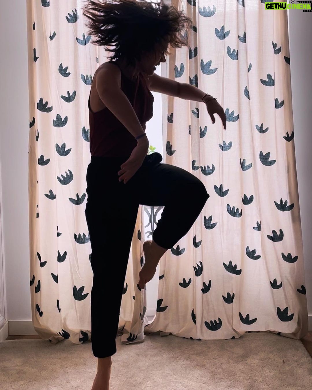 Eloísa Maturén Instagram - Hay emociones que me cuesta mucho sostener. A veces me siento "rara" y no lo soporto. Quiero salir corriendo de mi. "Rara" llamo yo a esos momentos en los que no puedo identificar lo que siento. Hay en el pecho una pulsión, algo que me habita, pero que no termina de ser. Es como cuando sientes que te va a dar gripe el día antes de que te duela la garganta. Un presentimiento. Literal. Reconozco que lo que más me desespera es no saber. Si no sé, no puedo controlar. Soy una control freak en recuperación 🤦🏻♀️😋 Lo que solía hacer con esta rareza era callarla. Distraerme con alguno de los clásicos: trabajo, amigos, comer, televisión, salir, alcohol y así. The weapon of choice. Pero ahora sé que si algo dentro quiere comunicarse, no puedo mandarlo a callar. Estoy aprendiendo a sentirme rara y no querer huir. Calmar el sistema nervioso para que la emoción hable. Tomar caminos distintos a ver que pasa. Ahora mismo estoy probando con el movimiento intuitivo. Pongo algo de música y dejo poco a poco que el cuerpo me guíe. No importa cómo se ve, solo me enfoco en sentir y dejar salir lo que sea. Noto que se va moviendo la energía y eso me ayuda a liberar la emoción. Doy brincos y lloro, es todo un poema 🤣🤣🤣 Propongo que la próxima vez que te sientas rar@ antes de salir corriendo a distraerte, te muevas un poco a ver qué pasa…