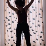 Eloísa Maturén Instagram - Hay emociones que me cuesta mucho sostener. A veces me siento "rara" y no lo soporto. Quiero salir corriendo de mi. "Rara" llamo yo a esos momentos en los que no puedo identificar lo que siento. Hay en el pecho una pulsión, algo que me habita, pero que no termina de ser. Es como cuando sientes que te va a dar gripe el día antes de que te duela la garganta. Un presentimiento. Literal. Reconozco que lo que más me desespera es no saber. Si no sé, no puedo controlar. Soy una control freak en recuperación 🤦🏻‍♀️😋 Lo que solía hacer con esta rareza era callarla. Distraerme con alguno de los clásicos: trabajo, amigos, comer, televisión, salir, alcohol y así. The weapon of choice. Pero ahora sé que si algo dentro quiere comunicarse, no puedo mandarlo a callar. Estoy aprendiendo a sentirme rara y no querer huir. Calmar el sistema nervioso para que la emoción hable. Tomar caminos distintos a ver que pasa. Ahora mismo estoy probando con el movimiento intuitivo. Pongo algo de música y dejo poco a poco que el cuerpo me guíe. No importa cómo se ve, solo me enfoco en sentir y dejar salir lo que sea. Noto que se va moviendo la energía y eso me ayuda a liberar la emoción. Doy brincos y lloro, es todo un poema 🤣🤣🤣 Propongo que la próxima vez que te sientas rar@ antes de salir corriendo a distraerte, te muevas un poco a ver qué pasa…