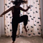 Eloísa Maturén Instagram - Hay emociones que me cuesta mucho sostener. A veces me siento "rara" y no lo soporto. Quiero salir corriendo de mi. "Rara" llamo yo a esos momentos en los que no puedo identificar lo que siento. Hay en el pecho una pulsión, algo que me habita, pero que no termina de ser. Es como cuando sientes que te va a dar gripe el día antes de que te duela la garganta. Un presentimiento. Literal. Reconozco que lo que más me desespera es no saber. Si no sé, no puedo controlar. Soy una control freak en recuperación 🤦🏻‍♀️😋 Lo que solía hacer con esta rareza era callarla. Distraerme con alguno de los clásicos: trabajo, amigos, comer, televisión, salir, alcohol y así. The weapon of choice. Pero ahora sé que si algo dentro quiere comunicarse, no puedo mandarlo a callar. Estoy aprendiendo a sentirme rara y no querer huir. Calmar el sistema nervioso para que la emoción hable. Tomar caminos distintos a ver que pasa. Ahora mismo estoy probando con el movimiento intuitivo. Pongo algo de música y dejo poco a poco que el cuerpo me guíe. No importa cómo se ve, solo me enfoco en sentir y dejar salir lo que sea. Noto que se va moviendo la energía y eso me ayuda a liberar la emoción. Doy brincos y lloro, es todo un poema 🤣🤣🤣 Propongo que la próxima vez que te sientas rar@ antes de salir corriendo a distraerte, te muevas un poco a ver qué pasa…