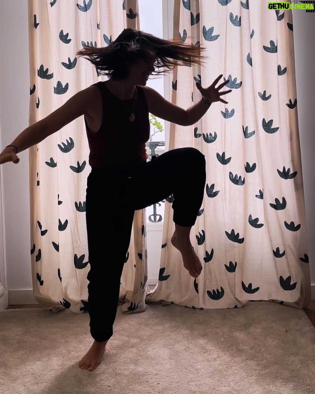 Eloísa Maturén Instagram - Hay emociones que me cuesta mucho sostener. A veces me siento "rara" y no lo soporto. Quiero salir corriendo de mi. "Rara" llamo yo a esos momentos en los que no puedo identificar lo que siento. Hay en el pecho una pulsión, algo que me habita, pero que no termina de ser. Es como cuando sientes que te va a dar gripe el día antes de que te duela la garganta. Un presentimiento. Literal. Reconozco que lo que más me desespera es no saber. Si no sé, no puedo controlar. Soy una control freak en recuperación 🤦🏻♀️😋 Lo que solía hacer con esta rareza era callarla. Distraerme con alguno de los clásicos: trabajo, amigos, comer, televisión, salir, alcohol y así. The weapon of choice. Pero ahora sé que si algo dentro quiere comunicarse, no puedo mandarlo a callar. Estoy aprendiendo a sentirme rara y no querer huir. Calmar el sistema nervioso para que la emoción hable. Tomar caminos distintos a ver que pasa. Ahora mismo estoy probando con el movimiento intuitivo. Pongo algo de música y dejo poco a poco que el cuerpo me guíe. No importa cómo se ve, solo me enfoco en sentir y dejar salir lo que sea. Noto que se va moviendo la energía y eso me ayuda a liberar la emoción. Doy brincos y lloro, es todo un poema 🤣🤣🤣 Propongo que la próxima vez que te sientas rar@ antes de salir corriendo a distraerte, te muevas un poco a ver qué pasa…