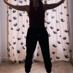 Eloísa Maturén Instagram - Hay emociones que me cuesta mucho sostener. A veces me siento "rara" y no lo soporto. Quiero salir corriendo de mi. "Rara" llamo yo a esos momentos en los que no puedo identificar lo que siento. Hay en el pecho una pulsión, algo que me habita, pero que no termina de ser. Es como cuando sientes que te va a dar gripe el día antes de que te duela la garganta. Un presentimiento. Literal. Reconozco que lo que más me desespera es no saber. Si no sé, no puedo controlar. Soy una control freak en recuperación 🤦🏻‍♀️😋 Lo que solía hacer con esta rareza era callarla. Distraerme con alguno de los clásicos: trabajo, amigos, comer, televisión, salir, alcohol y así. The weapon of choice. Pero ahora sé que si algo dentro quiere comunicarse, no puedo mandarlo a callar. Estoy aprendiendo a sentirme rara y no querer huir. Calmar el sistema nervioso para que la emoción hable. Tomar caminos distintos a ver que pasa. Ahora mismo estoy probando con el movimiento intuitivo. Pongo algo de música y dejo poco a poco que el cuerpo me guíe. No importa cómo se ve, solo me enfoco en sentir y dejar salir lo que sea. Noto que se va moviendo la energía y eso me ayuda a liberar la emoción. Doy brincos y lloro, es todo un poema 🤣🤣🤣 Propongo que la próxima vez que te sientas rar@ antes de salir corriendo a distraerte, te muevas un poco a ver qué pasa…