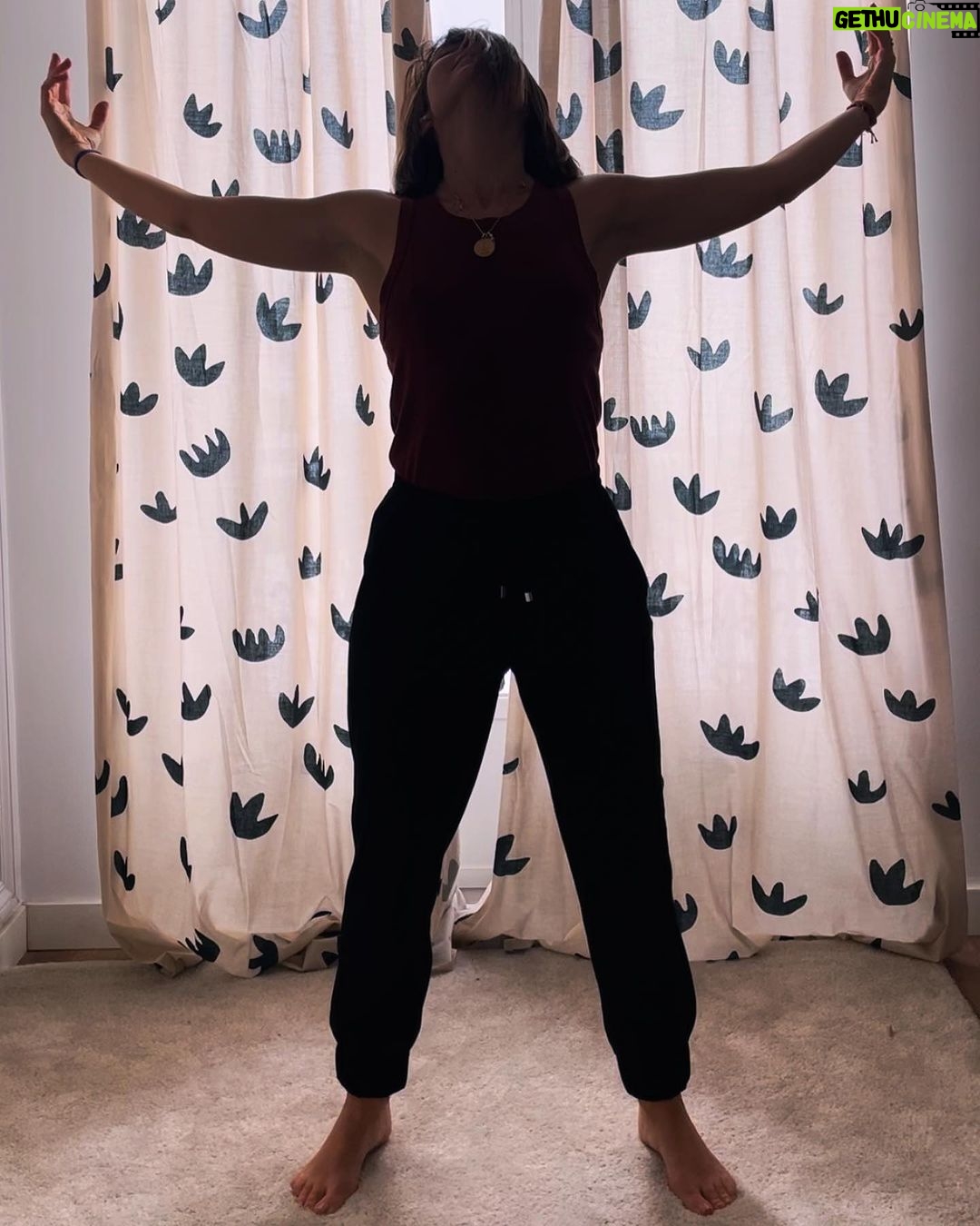 Eloísa Maturén Instagram - Hay emociones que me cuesta mucho sostener. A veces me siento "rara" y no lo soporto. Quiero salir corriendo de mi. "Rara" llamo yo a esos momentos en los que no puedo identificar lo que siento. Hay en el pecho una pulsión, algo que me habita, pero que no termina de ser. Es como cuando sientes que te va a dar gripe el día antes de que te duela la garganta. Un presentimiento. Literal. Reconozco que lo que más me desespera es no saber. Si no sé, no puedo controlar. Soy una control freak en recuperación 🤦🏻♀️😋 Lo que solía hacer con esta rareza era callarla. Distraerme con alguno de los clásicos: trabajo, amigos, comer, televisión, salir, alcohol y así. The weapon of choice. Pero ahora sé que si algo dentro quiere comunicarse, no puedo mandarlo a callar. Estoy aprendiendo a sentirme rara y no querer huir. Calmar el sistema nervioso para que la emoción hable. Tomar caminos distintos a ver que pasa. Ahora mismo estoy probando con el movimiento intuitivo. Pongo algo de música y dejo poco a poco que el cuerpo me guíe. No importa cómo se ve, solo me enfoco en sentir y dejar salir lo que sea. Noto que se va moviendo la energía y eso me ayuda a liberar la emoción. Doy brincos y lloro, es todo un poema 🤣🤣🤣 Propongo que la próxima vez que te sientas rar@ antes de salir corriendo a distraerte, te muevas un poco a ver qué pasa…
