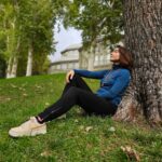 Eloísa Maturén Instagram - Muchas veces he sentido que dentro de mi cabeza se libra una batalla campal.⁠ ⁠ Una lucha entre mi lado puramente racional, hiper analítico y el ser que sabe confiar, conectado con los misterios de la vida, con la esencia que solo se puede sentir.⁠ ⁠ Antes pensaba que esos dos polos eran irreconcilables. A veces sus formas son tan extremas que estoy segura de que si fuesen dos personas, se detestarían.⁠ ⁠ Por años estuve aferrada a mi mente, encarnando a la Eloísa terrenal, todo lo demás se quedaba en el closet, alejado de mi vista y especialmente de la de los demás.⁠ ⁠ Luego comencé a medita, a estudiar Kundalini Yoga y mi lado espiritual quizo salir del closet con toda la ropa puesta. Juro que en algún momento pensé cambiarme el nombre, irme a vivir a un Ashram y alejarme del mundanal ruido⁠.⁠ @thefaria es mi testigo 😆🙄 ⁠ He dedicado muchas horas de meditación a "apagar" la mente, buscaba controlar a la fuerza los pensamientos, frustrada cuando no era capaz de hacerlo.⁠ ⁠ ⁠Mientras más me resistía a esa naturaleza dual, con más intensidad se manifestaba. Lo que resistes persiste dicen por allí.⁠ ⁠ Así que unos meses me reconocía atea y necesitaba una explicación lógica para todo, pero al cabo de un tiempo, volvía a integrar a la Elo yogui y experimentaba momentos de conexión espiritual que acababan con toda razón.⁠ ⁠ Desde hace poco he entendido con fuerza que todo eso, a veces contradictorio e inquietante, forma parte de lo que soy.⁠ ⁠ En lugar de jugar a la guerra, poco a poco hago las paces y le enseño a mi mente a dialogar. A colaborar. ⁠ ⁠ He encontrado un propósito que está por encima de mi misma y ahora invito a que todas mis versiones estén al servicio.⁠ 🦋🚀❤️‍🔥 ⁠ En el silencio he entendido que no se trata de controlar, al contrario, hay que rendirse ante lo que es y desde allí crear una nueva forma de estar.⁠ Special thanks to my wonderful teachers @satsiri and @strike.a.kjord for sharing their love and wisdom 💛 ⁠ ⁠ ⁠ Madrid, Spain