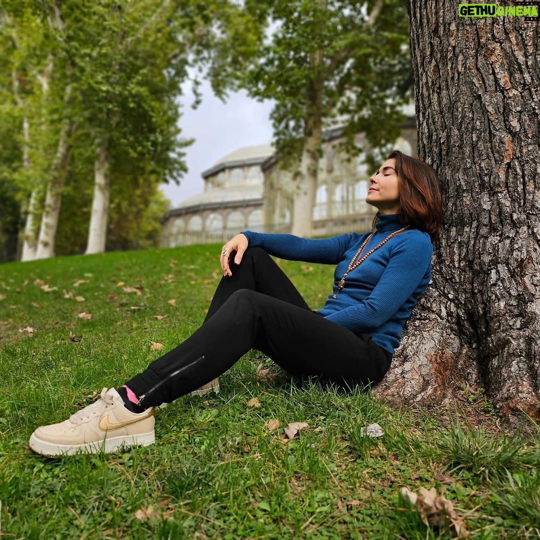 Eloísa Maturén Instagram - Muchas veces he sentido que dentro de mi cabeza se libra una batalla campal. Una lucha entre mi lado puramente racional, hiper analítico y el ser que sabe confiar, conectado con los misterios de la vida, con la esencia que solo se puede sentir. Antes pensaba que esos dos polos eran irreconcilables. A veces sus formas son tan extremas que estoy segura de que si fuesen dos personas, se detestarían. Por años estuve aferrada a mi mente, encarnando a la Eloísa terrenal, todo lo demás se quedaba en el closet, alejado de mi vista y especialmente de la de los demás. Luego comencé a medita, a estudiar Kundalini Yoga y mi lado espiritual quizo salir del closet con toda la ropa puesta. Juro que en algún momento pensé cambiarme el nombre, irme a vivir a un Ashram y alejarme del mundanal ruido. @thefaria es mi testigo 😆🙄 He dedicado muchas horas de meditación a "apagar" la mente, buscaba controlar a la fuerza los pensamientos, frustrada cuando no era capaz de hacerlo. Mientras más me resistía a esa naturaleza dual, con más intensidad se manifestaba. Lo que resistes persiste dicen por allí. Así que unos meses me reconocía atea y necesitaba una explicación lógica para todo, pero al cabo de un tiempo, volvía a integrar a la Elo yogui y experimentaba momentos de conexión espiritual que acababan con toda razón. Desde hace poco he entendido con fuerza que todo eso, a veces contradictorio e inquietante, forma parte de lo que soy. En lugar de jugar a la guerra, poco a poco hago las paces y le enseño a mi mente a dialogar. A colaborar. He encontrado un propósito que está por encima de mi misma y ahora invito a que todas mis versiones estén al servicio. 🦋🚀❤️🔥 En el silencio he entendido que no se trata de controlar, al contrario, hay que rendirse ante lo que es y desde allí crear una nueva forma de estar. Special thanks to my wonderful teachers @satsiri and @strike.a.kjord for sharing their love and wisdom 💛 Madrid, Spain