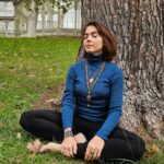 Eloísa Maturén Instagram - Muchas veces he sentido que dentro de mi cabeza se libra una batalla campal.⁠ ⁠ Una lucha entre mi lado puramente racional, hiper analítico y el ser que sabe confiar, conectado con los misterios de la vida, con la esencia que solo se puede sentir.⁠ ⁠ Antes pensaba que esos dos polos eran irreconcilables. A veces sus formas son tan extremas que estoy segura de que si fuesen dos personas, se detestarían.⁠ ⁠ Por años estuve aferrada a mi mente, encarnando a la Eloísa terrenal, todo lo demás se quedaba en el closet, alejado de mi vista y especialmente de la de los demás.⁠ ⁠ Luego comencé a medita, a estudiar Kundalini Yoga y mi lado espiritual quizo salir del closet con toda la ropa puesta. Juro que en algún momento pensé cambiarme el nombre, irme a vivir a un Ashram y alejarme del mundanal ruido⁠.⁠ @thefaria es mi testigo 😆🙄 ⁠ He dedicado muchas horas de meditación a "apagar" la mente, buscaba controlar a la fuerza los pensamientos, frustrada cuando no era capaz de hacerlo.⁠ ⁠ ⁠Mientras más me resistía a esa naturaleza dual, con más intensidad se manifestaba. Lo que resistes persiste dicen por allí.⁠ ⁠ Así que unos meses me reconocía atea y necesitaba una explicación lógica para todo, pero al cabo de un tiempo, volvía a integrar a la Elo yogui y experimentaba momentos de conexión espiritual que acababan con toda razón.⁠ ⁠ Desde hace poco he entendido con fuerza que todo eso, a veces contradictorio e inquietante, forma parte de lo que soy.⁠ ⁠ En lugar de jugar a la guerra, poco a poco hago las paces y le enseño a mi mente a dialogar. A colaborar. ⁠ ⁠ He encontrado un propósito que está por encima de mi misma y ahora invito a que todas mis versiones estén al servicio.⁠ 🦋🚀❤️‍🔥 ⁠ En el silencio he entendido que no se trata de controlar, al contrario, hay que rendirse ante lo que es y desde allí crear una nueva forma de estar.⁠ Special thanks to my wonderful teachers @satsiri and @strike.a.kjord for sharing their love and wisdom 💛 ⁠ ⁠ ⁠ Madrid, Spain