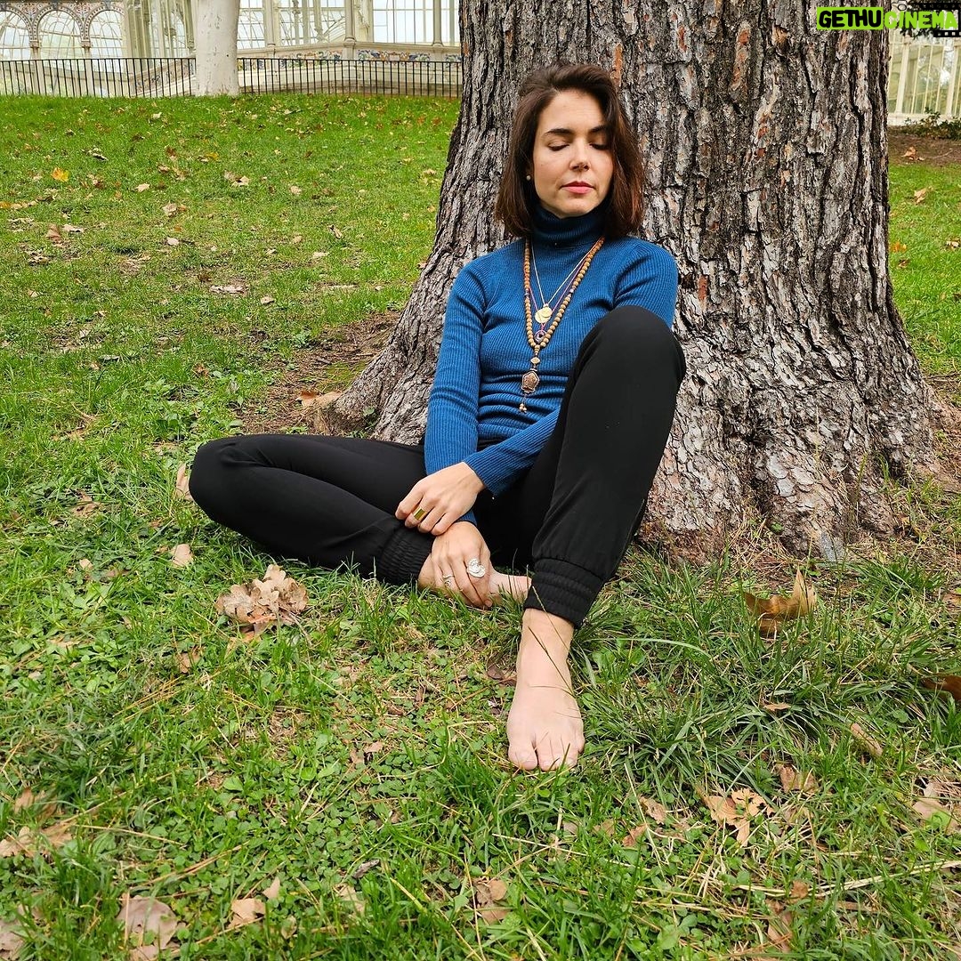 Eloísa Maturén Instagram - Muchas veces he sentido que dentro de mi cabeza se libra una batalla campal. Una lucha entre mi lado puramente racional, hiper analítico y el ser que sabe confiar, conectado con los misterios de la vida, con la esencia que solo se puede sentir. Antes pensaba que esos dos polos eran irreconcilables. A veces sus formas son tan extremas que estoy segura de que si fuesen dos personas, se detestarían. Por años estuve aferrada a mi mente, encarnando a la Eloísa terrenal, todo lo demás se quedaba en el closet, alejado de mi vista y especialmente de la de los demás. Luego comencé a medita, a estudiar Kundalini Yoga y mi lado espiritual quizo salir del closet con toda la ropa puesta. Juro que en algún momento pensé cambiarme el nombre, irme a vivir a un Ashram y alejarme del mundanal ruido. @thefaria es mi testigo 😆🙄 He dedicado muchas horas de meditación a "apagar" la mente, buscaba controlar a la fuerza los pensamientos, frustrada cuando no era capaz de hacerlo. Mientras más me resistía a esa naturaleza dual, con más intensidad se manifestaba. Lo que resistes persiste dicen por allí. Así que unos meses me reconocía atea y necesitaba una explicación lógica para todo, pero al cabo de un tiempo, volvía a integrar a la Elo yogui y experimentaba momentos de conexión espiritual que acababan con toda razón. Desde hace poco he entendido con fuerza que todo eso, a veces contradictorio e inquietante, forma parte de lo que soy. En lugar de jugar a la guerra, poco a poco hago las paces y le enseño a mi mente a dialogar. A colaborar. He encontrado un propósito que está por encima de mi misma y ahora invito a que todas mis versiones estén al servicio. 🦋🚀❤️🔥 En el silencio he entendido que no se trata de controlar, al contrario, hay que rendirse ante lo que es y desde allí crear una nueva forma de estar. Special thanks to my wonderful teachers @satsiri and @strike.a.kjord for sharing their love and wisdom 💛 Madrid, Spain