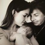 Eloísa Maturén Instagram - Hola Mami, Hoy mirándote a los ojos pude sentir el amor profundo que durante todos estos años me has dado. Es infinito, yo lo sé. Durante mucho tiempo no he sabido recibir ese amor, mi corazón estaba cerrado y no podía encontrar la llave para abrirlo. ¡Y mira que lo había intentado! Muchas veces antes de ir a tu encuentro pensaba: “Hoy si, hoy voy a abrazar a mi Mamá y todo lo que nos separa va a disolverse”. Y luego te veía y mi cuerpo volvía a ser de piedra, la tensión manifiesta, negada a sentir. Al final entiendo que la pequeña Elo estaba manejando los hilos, herida y asustada, incapaz de confiar. Te extrañé mucho Mami. Perdóname. Perdóname por todos estos años de distancia, de recordarte los errores, y negarme a lo hermoso. Perdóname por no reconocer la bendición enorme que eres en mi vida. Entiendo que nadie nunca va a amarme tanto como tú, lo veo claro porque lo vivo en carne propia cada vez que estoy con Martín. Reconciliarme contigo ha sido un milagro por el que he trabajado con mucho ahínco. Y se siente tan bonito poder abrazarte y que ya no duela. ¡Que alivio coño! Siento que llevo veinte años jugando el mismo nivel del juego y al fin lo pasé. 😅🥹🤯 Reconozco que lo que hemos vivido es justo lo que tenía que ser, nada más, nada menos. Un aprendizaje tremendo, profundo, transformador. Hoy puedo verte a ti, Susana, la mujer, el ser humano más allá del rol imposible de ser la madre perfecta. Veo tus sueños, tu camino, tu sabiduría, tu belleza y no puedo más que agradecer con el alma que seas mi Mamá. Verme en ti, parecerme a ti, sostener tu mano. Celebrar la vida y la oportunidad preciosa de estar juntas, aquí y ahora, nada más importa. Gracias. Te Amo Susana ❤️‍🔥 PD. Gracias @andreavieiraperez por darme los trucos para llegar al castillo, matar al dragón y pasar el nivel. A ti también te amo 💛 Madrid, Spain