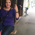 Eloísa Maturén Instagram - Hola Mami, Hoy mirándote a los ojos pude sentir el amor profundo que durante todos estos años me has dado. Es infinito, yo lo sé. Durante mucho tiempo no he sabido recibir ese amor, mi corazón estaba cerrado y no podía encontrar la llave para abrirlo. ¡Y mira que lo había intentado! Muchas veces antes de ir a tu encuentro pensaba: “Hoy si, hoy voy a abrazar a mi Mamá y todo lo que nos separa va a disolverse”. Y luego te veía y mi cuerpo volvía a ser de piedra, la tensión manifiesta, negada a sentir. Al final entiendo que la pequeña Elo estaba manejando los hilos, herida y asustada, incapaz de confiar. Te extrañé mucho Mami. Perdóname. Perdóname por todos estos años de distancia, de recordarte los errores, y negarme a lo hermoso. Perdóname por no reconocer la bendición enorme que eres en mi vida. Entiendo que nadie nunca va a amarme tanto como tú, lo veo claro porque lo vivo en carne propia cada vez que estoy con Martín. Reconciliarme contigo ha sido un milagro por el que he trabajado con mucho ahínco. Y se siente tan bonito poder abrazarte y que ya no duela. ¡Que alivio coño! Siento que llevo veinte años jugando el mismo nivel del juego y al fin lo pasé. 😅🥹🤯 Reconozco que lo que hemos vivido es justo lo que tenía que ser, nada más, nada menos. Un aprendizaje tremendo, profundo, transformador. Hoy puedo verte a ti, Susana, la mujer, el ser humano más allá del rol imposible de ser la madre perfecta. Veo tus sueños, tu camino, tu sabiduría, tu belleza y no puedo más que agradecer con el alma que seas mi Mamá. Verme en ti, parecerme a ti, sostener tu mano. Celebrar la vida y la oportunidad preciosa de estar juntas, aquí y ahora, nada más importa. Gracias. Te Amo Susana ❤️‍🔥 PD. Gracias @andreavieiraperez por darme los trucos para llegar al castillo, matar al dragón y pasar el nivel. A ti también te amo 💛 Madrid, Spain