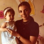 Eloísa Maturén Instagram - Hola Mami, Hoy mirándote a los ojos pude sentir el amor profundo que durante todos estos años me has dado. Es infinito, yo lo sé. Durante mucho tiempo no he sabido recibir ese amor, mi corazón estaba cerrado y no podía encontrar la llave para abrirlo. ¡Y mira que lo había intentado! Muchas veces antes de ir a tu encuentro pensaba: “Hoy si, hoy voy a abrazar a mi Mamá y todo lo que nos separa va a disolverse”. Y luego te veía y mi cuerpo volvía a ser de piedra, la tensión manifiesta, negada a sentir. Al final entiendo que la pequeña Elo estaba manejando los hilos, herida y asustada, incapaz de confiar. Te extrañé mucho Mami. Perdóname. Perdóname por todos estos años de distancia, de recordarte los errores, y negarme a lo hermoso. Perdóname por no reconocer la bendición enorme que eres en mi vida. Entiendo que nadie nunca va a amarme tanto como tú, lo veo claro porque lo vivo en carne propia cada vez que estoy con Martín. Reconciliarme contigo ha sido un milagro por el que he trabajado con mucho ahínco. Y se siente tan bonito poder abrazarte y que ya no duela. ¡Que alivio coño! Siento que llevo veinte años jugando el mismo nivel del juego y al fin lo pasé. 😅🥹🤯 Reconozco que lo que hemos vivido es justo lo que tenía que ser, nada más, nada menos. Un aprendizaje tremendo, profundo, transformador. Hoy puedo verte a ti, Susana, la mujer, el ser humano más allá del rol imposible de ser la madre perfecta. Veo tus sueños, tu camino, tu sabiduría, tu belleza y no puedo más que agradecer con el alma que seas mi Mamá. Verme en ti, parecerme a ti, sostener tu mano. Celebrar la vida y la oportunidad preciosa de estar juntas, aquí y ahora, nada más importa. Gracias. Te Amo Susana ❤️‍🔥 PD. Gracias @andreavieiraperez por darme los trucos para llegar al castillo, matar al dragón y pasar el nivel. A ti también te amo 💛 Madrid, Spain