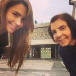 Eloísa Maturén Instagram - Hola Mami, Hoy mirándote a los ojos pude sentir el amor profundo que durante todos estos años me has dado. Es infinito, yo lo sé. Durante mucho tiempo no he sabido recibir ese amor, mi corazón estaba cerrado y no podía encontrar la llave para abrirlo. ¡Y mira que lo había intentado! Muchas veces antes de ir a tu encuentro pensaba: “Hoy si, hoy voy a abrazar a mi Mamá y todo lo que nos separa va a disolverse”. Y luego te veía y mi cuerpo volvía a ser de piedra, la tensión manifiesta, negada a sentir. Al final entiendo que la pequeña Elo estaba manejando los hilos, herida y asustada, incapaz de confiar. Te extrañé mucho Mami. Perdóname. Perdóname por todos estos años de distancia, de recordarte los errores, y negarme a lo hermoso. Perdóname por no reconocer la bendición enorme que eres en mi vida. Entiendo que nadie nunca va a amarme tanto como tú, lo veo claro porque lo vivo en carne propia cada vez que estoy con Martín. Reconciliarme contigo ha sido un milagro por el que he trabajado con mucho ahínco. Y se siente tan bonito poder abrazarte y que ya no duela. ¡Que alivio coño! Siento que llevo veinte años jugando el mismo nivel del juego y al fin lo pasé. 😅🥹🤯 Reconozco que lo que hemos vivido es justo lo que tenía que ser, nada más, nada menos. Un aprendizaje tremendo, profundo, transformador. Hoy puedo verte a ti, Susana, la mujer, el ser humano más allá del rol imposible de ser la madre perfecta. Veo tus sueños, tu camino, tu sabiduría, tu belleza y no puedo más que agradecer con el alma que seas mi Mamá. Verme en ti, parecerme a ti, sostener tu mano. Celebrar la vida y la oportunidad preciosa de estar juntas, aquí y ahora, nada más importa. Gracias. Te Amo Susana ❤️‍🔥 PD. Gracias @andreavieiraperez por darme los trucos para llegar al castillo, matar al dragón y pasar el nivel. A ti también te amo 💛 Madrid, Spain