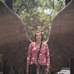 Eloísa Maturén Instagram - Hola Mami, Hoy mirándote a los ojos pude sentir el amor profundo que durante todos estos años me has dado. Es infinito, yo lo sé. Durante mucho tiempo no he sabido recibir ese amor, mi corazón estaba cerrado y no podía encontrar la llave para abrirlo. ¡Y mira que lo había intentado! Muchas veces antes de ir a tu encuentro pensaba: “Hoy si, hoy voy a abrazar a mi Mamá y todo lo que nos separa va a disolverse”. Y luego te veía y mi cuerpo volvía a ser de piedra, la tensión manifiesta, negada a sentir. Al final entiendo que la pequeña Elo estaba manejando los hilos, herida y asustada, incapaz de confiar. Te extrañé mucho Mami. Perdóname. Perdóname por todos estos años de distancia, de recordarte los errores, y negarme a lo hermoso. Perdóname por no reconocer la bendición enorme que eres en mi vida. Entiendo que nadie nunca va a amarme tanto como tú, lo veo claro porque lo vivo en carne propia cada vez que estoy con Martín. Reconciliarme contigo ha sido un milagro por el que he trabajado con mucho ahínco. Y se siente tan bonito poder abrazarte y que ya no duela. ¡Que alivio coño! Siento que llevo veinte años jugando el mismo nivel del juego y al fin lo pasé. 😅🥹🤯 Reconozco que lo que hemos vivido es justo lo que tenía que ser, nada más, nada menos. Un aprendizaje tremendo, profundo, transformador. Hoy puedo verte a ti, Susana, la mujer, el ser humano más allá del rol imposible de ser la madre perfecta. Veo tus sueños, tu camino, tu sabiduría, tu belleza y no puedo más que agradecer con el alma que seas mi Mamá. Verme en ti, parecerme a ti, sostener tu mano. Celebrar la vida y la oportunidad preciosa de estar juntas, aquí y ahora, nada más importa. Gracias. Te Amo Susana ❤️‍🔥 PD. Gracias @andreavieiraperez por darme los trucos para llegar al castillo, matar al dragón y pasar el nivel. A ti también te amo 💛 Madrid, Spain