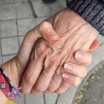 Eloísa Maturén Instagram - Hola Mami, Hoy mirándote a los ojos pude sentir el amor profundo que durante todos estos años me has dado. Es infinito, yo lo sé. Durante mucho tiempo no he sabido recibir ese amor, mi corazón estaba cerrado y no podía encontrar la llave para abrirlo. ¡Y mira que lo había intentado! Muchas veces antes de ir a tu encuentro pensaba: “Hoy si, hoy voy a abrazar a mi Mamá y todo lo que nos separa va a disolverse”. Y luego te veía y mi cuerpo volvía a ser de piedra, la tensión manifiesta, negada a sentir. Al final entiendo que la pequeña Elo estaba manejando los hilos, herida y asustada, incapaz de confiar. Te extrañé mucho Mami. Perdóname. Perdóname por todos estos años de distancia, de recordarte los errores, y negarme a lo hermoso. Perdóname por no reconocer la bendición enorme que eres en mi vida. Entiendo que nadie nunca va a amarme tanto como tú, lo veo claro porque lo vivo en carne propia cada vez que estoy con Martín. Reconciliarme contigo ha sido un milagro por el que he trabajado con mucho ahínco. Y se siente tan bonito poder abrazarte y que ya no duela. ¡Que alivio coño! Siento que llevo veinte años jugando el mismo nivel del juego y al fin lo pasé. 😅🥹🤯 Reconozco que lo que hemos vivido es justo lo que tenía que ser, nada más, nada menos. Un aprendizaje tremendo, profundo, transformador. Hoy puedo verte a ti, Susana, la mujer, el ser humano más allá del rol imposible de ser la madre perfecta. Veo tus sueños, tu camino, tu sabiduría, tu belleza y no puedo más que agradecer con el alma que seas mi Mamá. Verme en ti, parecerme a ti, sostener tu mano. Celebrar la vida y la oportunidad preciosa de estar juntas, aquí y ahora, nada más importa. Gracias. Te Amo Susana ❤️‍🔥 PD. Gracias @andreavieiraperez por darme los trucos para llegar al castillo, matar al dragón y pasar el nivel. A ti también te amo 💛 Madrid, Spain