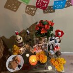 Eloísa Maturén Instagram - Desde hace algunos años la celebración del Día de Muertos es una de mis favoritas. Es esa certeza maravillosa de que los que se van nunca mueren, habitan en nosotros. Cada vez más entiendo que honrar de donde vengo es una parte importante de aceptarme y de integrar todo lo que soy y he sido. Especialmente lo que no me gusta tanto. Un día @andreavieiraperez me dijo una frase que cambió mi percepción de forma radical, era algo como “Agradezco la humanidad de mis padres y mis ancentros porque en ella encuentro el camino para evolucionar”🤯🤯🤯❤️‍🔥❤️‍🔥❤️‍🔥 Desde entonces reconozco y celebro todo lo que me enseñaron de mil maneras y me llena de inspiración ver la pasión con la que vivieron sus vidas. El aprendizaje está allí, a la vista, toca poco a poco integrarlo y desde la humildad y el amor agradecer la oportunidad que me han dado de estar hoy aquí. Gracias por cuidarme tanto. Los siento muy cerca. Aquí son recibidos con todo el amor, siempre. El corazón abierto de par en par. Madrid, Spain
