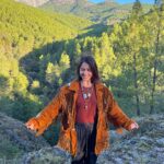 Eloísa Maturén Instagram - Después de años meditando con rigurosidad y compromiso, aún me sorprende que haya días en los que mi mente se rehuse a quedarse quieta. En ocasiones he pasado temporadas gloriosas en las que, día a día la práctica se consolida y yo casi me siento Siddharta. La iluminación a la vuelta de la esquina, ¡Lo logré! (yo que soy tan de logros y aplausos 🙄). Pero entonces, cuando menos lo espero mi mente vuelve a ser una niña de dos años que es incapaz de quedarse sentada por más de veinte segundos. Y así me paso semanas, donde meditar es hacer malabares con la cabeza a mil por hora. Un bañito de humildad, que siempre cae de maravilla. Justamente hoy, mientras meditaba, volví a entender que el verdadero valor de todas las horas invertidas en silencio ha sido la capacidad de observación. De observarme desde adentro y de aceptar mi propia naturaleza. Aceptar la esencia mutable. Aceptar mi mente, obsesiva y suceptible a lo que ocurre a cada instante. Aceptar que mi cuerpo no es una máquina y que no puedo forzarlo sino estoy dispuesta a cuidarlo. A ser gentil. Aceptar que muchas veces soy un péndulo que oscila entre extremos: El centro del jolgorio o la hermitaña que no quiere ver a nadie, pasando por todo el festival de posibilidades que hay en medio. Entender que por algo se llama práctica. Se renueva día a día, es más un acto de curiosidad que un mecanismo de control. En lugar de hacer sufrir a la niñita porque no puede estar tranquila, es escucharla y guiarla para que se calme. A lo mejor solo necesita que la escuchen. Meditar es ser testigos conscientes y abrazar todo lo que somos. Estas fotos lindas de @ninofino 🤩😎 Sierra de Gredos
