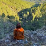 Eloísa Maturén Instagram - Después de años meditando con rigurosidad y compromiso, aún me sorprende que haya días en los que mi mente se rehuse a quedarse quieta. En ocasiones he pasado temporadas gloriosas en las que, día a día la práctica se consolida y yo casi me siento Siddharta. La iluminación a la vuelta de la esquina, ¡Lo logré! (yo que soy tan de logros y aplausos 🙄). Pero entonces, cuando menos lo espero mi mente vuelve a ser una niña de dos años que es incapaz de quedarse sentada por más de veinte segundos. Y así me paso semanas, donde meditar es hacer malabares con la cabeza a mil por hora. Un bañito de humildad, que siempre cae de maravilla. Justamente hoy, mientras meditaba, volví a entender que el verdadero valor de todas las horas invertidas en silencio ha sido la capacidad de observación. De observarme desde adentro y de aceptar mi propia naturaleza. Aceptar la esencia mutable. Aceptar mi mente, obsesiva y suceptible a lo que ocurre a cada instante. Aceptar que mi cuerpo no es una máquina y que no puedo forzarlo sino estoy dispuesta a cuidarlo. A ser gentil. Aceptar que muchas veces soy un péndulo que oscila entre extremos: El centro del jolgorio o la hermitaña que no quiere ver a nadie, pasando por todo el festival de posibilidades que hay en medio. Entender que por algo se llama práctica. Se renueva día a día, es más un acto de curiosidad que un mecanismo de control. En lugar de hacer sufrir a la niñita porque no puede estar tranquila, es escucharla y guiarla para que se calme. A lo mejor solo necesita que la escuchen. Meditar es ser testigos conscientes y abrazar todo lo que somos. Estas fotos lindas de @ninofino 🤩😎 Sierra de Gredos