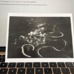 Eloísa Maturén Instagram - Darle voz al sentimiento. Sacarlo del pecho y ponerlo en tinta como un testimonio de lo vivido. Recoger las ilusiones, las angustias, los anhelos, las tormentas que se atascan en el cuello. Escribir aquello que no me atrevo a contarle a nadie. Observar curiosa, sin querer cambiar nada. Poner orden. Descargar lo recurrente, el pensamiento obsesivo que cada tanto regresa. Hacer todas las preguntas, aunque parezca que nunca vas a encontrar la respuesta, no importa. Indagar, inventar un código que solo tú puedas descifrar. La memoria de la travesía, de la piedra con la que volvemos a chocar sorprendidos como si fuera la primera vez. Sonrío, agradezco tanto la aventura de estar viva. Despertar, estar aquí conmigo, sostenerme.  No se sale ileso, se sale más fortalecido. Ilumina el sendero las luces del corazón, como un faro que marca los caminos. ❤️‍🔥 Madrid, Spain