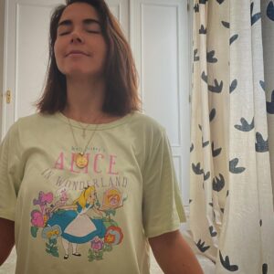 Eloísa Maturén Instagram - Querida Duda,

Tenemos que hablar.

¡Compañera mía! Hemos recorrido un largo camino juntas, casi como si fuésemos una. 

Quiero empezar por darte las gracias. Sé que tu presencia en mi vida me ha mantenido a salvo muchas veces. No hay nadie más eficiente que tú.

Intuyo que esto no te va a gustar, pero tengo que decírtelo. Creo que deberíamos tomarnos un tiempo. 

La cosa, es que ya no quiero estar a salvo. Quiero atreverme a confiar en la certeza de mi corazón ardiente y ver que pasa. Me cansé de ver el paisaje desde el acantilado, quiero saltar al vacío, explorar hasta donde me lleve el vuelo.

Y me vas a decir que no te venga con esta estupidez new age de relaciones tóxicas y empoderamiento, pero necesito que me entiendas. La codependencia no es amor. 

No quiero tener miedo y estar paralizada, tu angustia me tiene la espalda hecha polvo.

Sí, tienes razón. Me voy a caer, una y otra vez y es probable que me haga daño. Pero he entendido que soy mucho más fuerte de lo que pensábamos. Te lo juro,confía en mi.

Por supuesto que nunca vas a irte del todo y que eres muy necesaria, pero ha llegado el momento de que te tomes un descanso.

¡Toma unas vacaciones querida Duda! No sé, vete a Choroní, túmbate en una hamaca y deja que las olas del mar te arrullen. Te recomiendo un pescado frito con patacones y una cerveza bien fría.

Decía el maestro Chocrón que la vida no se trata de ser feliz y estar seguro, sino que se trata de estar alerta, como un psicópata ante ella. 

Tengo ganas de ver a dónde me lleva mi locura.

Gracias totales, te quiero. Propongo reinventarnos ❤️‍🔥