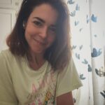 Eloísa Maturén Instagram - Querida Duda, Tenemos que hablar. ¡Compañera mía! Hemos recorrido un largo camino juntas, casi como si fuésemos una. Quiero empezar por darte las gracias. Sé que tu presencia en mi vida me ha mantenido a salvo muchas veces. No hay nadie más eficiente que tú. Intuyo que esto no te va a gustar, pero tengo que decírtelo. Creo que deberíamos tomarnos un tiempo. La cosa, es que ya no quiero estar a salvo. Quiero atreverme a confiar en la certeza de mi corazón ardiente y ver que pasa. Me cansé de ver el paisaje desde el acantilado, quiero saltar al vacío, explorar hasta donde me lleve el vuelo. Y me vas a decir que no te venga con esta estupidez new age de relaciones tóxicas y empoderamiento, pero necesito que me entiendas. La codependencia no es amor. No quiero tener miedo y estar paralizada, tu angustia me tiene la espalda hecha polvo. Sí, tienes razón. Me voy a caer, una y otra vez y es probable que me haga daño. Pero he entendido que soy mucho más fuerte de lo que pensábamos. Te lo juro,confía en mi. Por supuesto que nunca vas a irte del todo y que eres muy necesaria, pero ha llegado el momento de que te tomes un descanso. ¡Toma unas vacaciones querida Duda! No sé, vete a Choroní, túmbate en una hamaca y deja que las olas del mar te arrullen. Te recomiendo un pescado frito con patacones y una cerveza bien fría. Decía el maestro Chocrón que la vida no se trata de ser feliz y estar seguro, sino que se trata de estar alerta, como un psicópata ante ella. Tengo ganas de ver a dónde me lleva mi locura. Gracias totales, te quiero. Propongo reinventarnos ❤️‍🔥 Madrid, Spain