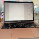 Eloísa Maturén Instagram - Desde el viernes estoy escribiendo este texto en mi cabeza, pero pasó sábado, domingo y lunes y apenas ahora es que me animo a poner las ideas en papel. Estuve procrastinando. Procrastinar o postergar, básicamente posponer y arrastrar las tareas que nos generan incomodidad y sustituirlas por otras que produzcan placer inmediato. Y no es flojera, ojo, es más que eso. Yo lo identifico en el cuerpo; es una tarea pendiente que te pesa en el pecho, que te genera ansiedad. Esa incomodidad puede tener muchos motivos y para mi ha sido importante aprender a identificarlos y no meterlo todo en el saco de “es que no tengo ganas/tiempo/energía”. Por ejemplo, siempre he tenido la impresión de que soy muy mala con los números (¿Quién está conmigo 🙋🏻‍♀️🤣). Entonces, cada vez que tengo algún pendiente relacionado con cuentas, termino siempre haciéndolo al último minuto. Para mi enfrentarme a un Excel es como ver “El Exorcista” sola, en una casa vieja, a las 3 de la mañana. Terror ciego. Lo más lindo de todo es que también he procastinado la escritura de este texto, he manguareado todo lo posible para evitar el momento de sentarme frente a la hoja en blanco. ¿Paradójico no? Quiero escribir sobre la procrastinación y procrastino. 🤪🤯😱 Ahora bien, ¿qué tienen en común estás dos situaciones? Esta bien, no soy Pitágoras y mis recuerdos del Algebra de Baldor son más que todo pesadillas, pero si hay algo que me gusta y me fluye en esta vida es la escritura, ¿por qué entonces la resistencia se siente igual? Para mi tiene que ver con el miedo, específicamente el miedo a la vulnerabilidad. El riesgo de mostrarme y fallar me da tanto miedo que mi mente prefiere evitarlo a toda costa. Te cuento esto porque desde que empecé a hacer consciente las razones por las que evito ciertas tareas he sido capaz de ser más efectiva. Igual siento el miedo, la incapacidad, la duda, pero ahora dialógo con mi mente y con mucho amor, la voy guiando para que salga de esa parálisis y tome acción. Me hablo lindo y todo “vamos Elo, claro que puedes, si sale mal lo haces otra vez, no pasa nada”. Darnos permiso para fallar, incluso como ejercicio…las veces que haga falta. 🥰💪🏼 Madrid, Spain