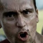 Eloísa Maturén Instagram - ¡Ay Compadre! @cmcgaffney , ¿cómo me haces esto? Acabo de salir del estreno de @simonthefilm en Madrid y soy incapaz de acostarme sin vaciar aquí lo que ha sido esta experiencia. Tengo el pecho inflado de orgullo hermano, haber sido testigo de tu entrega a Simón, desde que era un corto, a cada paso del proyecto y ahora verte allí gigante, en una sala hermosa en la Gran Vía de Madrid, me ha conmovido en el alma. Gracias por tu vulnerabilidad, por llevarnos de la mano en ese viaje tan profundo. Tengo ganas de salir corriendo a darte el abrazo que te debo desde aquella noche en Joshua Tree. No había entendido nada, no había entendido de donde venías, en ese momento no sabía que te dejaste la piel y que estabas vacío para que Simón pudiera darle voz a la herida que los venezolanos llevamos dentro. Hoy la lloré contigo. Lo que hiciste se me fue acumulando en el pecho y terminé llorando como un bebé en la escena de la discoteca, el único instante en el que Simón se permite soñar, en efecto pensar que es posible olvidar y seguir. Tu expresión me lo dijo todo, Simón quiere creer que es posible, pero en el fondo sabe que esa herida abierta no va a dejar de sangrar. Gracias por la sutileza. (Tú Papá me ofreció un kleenex antes de empezar y no se lo acepté por pendeja). Gracias @indiegocinema por tu compromiso y tus ganas de contar esta historia, lo que has hecho es inspirador. Espero que @simonthefilm tenga una larga vida y que millones de personas en el mundo puedan ver a través de tus ojos, un pedazo de lo que hemos vivido en Venezuela. ¡Que sea la primera de muchas! Hermano @marcelrasquin felicidades a ti también, porque sé lo mucho que amas contar historias, que es tu vida entera y que este nuevo hijo está muy cerca de tu corazón. @virguezfranklin eres un villano genial. Tu escena desde el escritorio, sin mover un músculo y con toda esa fuerza fue espeluznante. Esta peli esta llena de gente amada que me dio mucho gusto ver así, en una pantalla gigante. Felicidades a todos los que la hicieron posible. Vayan a verla que les va a revolver el alma. Compadre, te quiero, eres la tapa del frasco. 💛💛💛 🔥🔥🔥 Madrid, Spain
