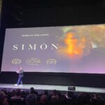 Eloísa Maturén Instagram - ¡Ay Compadre! @cmcgaffney , ¿cómo me haces esto? Acabo de salir del estreno de @simonthefilm en Madrid y soy incapaz de acostarme sin vaciar aquí lo que ha sido esta experiencia. Tengo el pecho inflado de orgullo hermano, haber sido testigo de tu entrega a Simón, desde que era un corto, a cada paso del proyecto y ahora verte allí gigante, en una sala hermosa en la Gran Vía de Madrid, me ha conmovido en el alma. Gracias por tu vulnerabilidad, por llevarnos de la mano en ese viaje tan profundo. Tengo ganas de salir corriendo a darte el abrazo que te debo desde aquella noche en Joshua Tree. No había entendido nada, no había entendido de donde venías, en ese momento no sabía que te dejaste la piel y que estabas vacío para que Simón pudiera darle voz a la herida que los venezolanos llevamos dentro. Hoy la lloré contigo. Lo que hiciste se me fue acumulando en el pecho y terminé llorando como un bebé en la escena de la discoteca, el único instante en el que Simón se permite soñar, en efecto pensar que es posible olvidar y seguir. Tu expresión me lo dijo todo, Simón quiere creer que es posible, pero en el fondo sabe que esa herida abierta no va a dejar de sangrar. Gracias por la sutileza. (Tú Papá me ofreció un kleenex antes de empezar y no se lo acepté por pendeja). Gracias @indiegocinema por tu compromiso y tus ganas de contar esta historia, lo que has hecho es inspirador. Espero que @simonthefilm tenga una larga vida y que millones de personas en el mundo puedan ver a través de tus ojos, un pedazo de lo que hemos vivido en Venezuela. ¡Que sea la primera de muchas! Hermano @marcelrasquin felicidades a ti también, porque sé lo mucho que amas contar historias, que es tu vida entera y que este nuevo hijo está muy cerca de tu corazón. @virguezfranklin eres un villano genial. Tu escena desde el escritorio, sin mover un músculo y con toda esa fuerza fue espeluznante. Esta peli esta llena de gente amada que me dio mucho gusto ver así, en una pantalla gigante. Felicidades a todos los que la hicieron posible. Vayan a verla que les va a revolver el alma. Compadre, te quiero, eres la tapa del frasco. 💛💛💛 🔥🔥🔥 Madrid, Spain