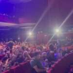 Eloísa Maturén Instagram - ¡Ay Compadre! @cmcgaffney , ¿cómo me haces esto? Acabo de salir del estreno de @simonthefilm en Madrid y soy incapaz de acostarme sin vaciar aquí lo que ha sido esta experiencia. Tengo el pecho inflado de orgullo hermano, haber sido testigo de tu entrega a Simón, desde que era un corto, a cada paso del proyecto y ahora verte allí gigante, en una sala hermosa en la Gran Vía de Madrid, me ha conmovido en el alma. Gracias por tu vulnerabilidad, por llevarnos de la mano en ese viaje tan profundo. Tengo ganas de salir corriendo a darte el abrazo que te debo desde aquella noche en Joshua Tree. No había entendido nada, no había entendido de donde venías, en ese momento no sabía que te dejaste la piel y que estabas vacío para que Simón pudiera darle voz a la herida que los venezolanos llevamos dentro. Hoy la lloré contigo. Lo que hiciste se me fue acumulando en el pecho y terminé llorando como un bebé en la escena de la discoteca, el único instante en el que Simón se permite soñar, en efecto pensar que es posible olvidar y seguir. Tu expresión me lo dijo todo, Simón quiere creer que es posible, pero en el fondo sabe que esa herida abierta no va a dejar de sangrar. Gracias por la sutileza. (Tú Papá me ofreció un kleenex antes de empezar y no se lo acepté por pendeja). Gracias @indiegocinema por tu compromiso y tus ganas de contar esta historia, lo que has hecho es inspirador. Espero que @simonthefilm tenga una larga vida y que millones de personas en el mundo puedan ver a través de tus ojos, un pedazo de lo que hemos vivido en Venezuela. ¡Que sea la primera de muchas! Hermano @marcelrasquin felicidades a ti también, porque sé lo mucho que amas contar historias, que es tu vida entera y que este nuevo hijo está muy cerca de tu corazón. @virguezfranklin eres un villano genial. Tu escena desde el escritorio, sin mover un músculo y con toda esa fuerza fue espeluznante. Esta peli esta llena de gente amada que me dio mucho gusto ver así, en una pantalla gigante. Felicidades a todos los que la hicieron posible. Vayan a verla que les va a revolver el alma. Compadre, te quiero, eres la tapa del frasco. 💛💛💛 🔥🔥🔥 Madrid, Spain