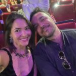 Eloísa Maturén Instagram - ¡Ay Compadre! @cmcgaffney , ¿cómo me haces esto? Acabo de salir del estreno de @simonthefilm en Madrid y soy incapaz de acostarme sin vaciar aquí lo que ha sido esta experiencia. Tengo el pecho inflado de orgullo hermano, haber sido testigo de tu entrega a Simón, desde que era un corto, a cada paso del proyecto y ahora verte allí gigante, en una sala hermosa en la Gran Vía de Madrid, me ha conmovido en el alma. Gracias por tu vulnerabilidad, por llevarnos de la mano en ese viaje tan profundo. Tengo ganas de salir corriendo a darte el abrazo que te debo desde aquella noche en Joshua Tree. No había entendido nada, no había entendido de donde venías, en ese momento no sabía que te dejaste la piel y que estabas vacío para que Simón pudiera darle voz a la herida que los venezolanos llevamos dentro. Hoy la lloré contigo. Lo que hiciste se me fue acumulando en el pecho y terminé llorando como un bebé en la escena de la discoteca, el único instante en el que Simón se permite soñar, en efecto pensar que es posible olvidar y seguir. Tu expresión me lo dijo todo, Simón quiere creer que es posible, pero en el fondo sabe que esa herida abierta no va a dejar de sangrar. Gracias por la sutileza. (Tú Papá me ofreció un kleenex antes de empezar y no se lo acepté por pendeja). Gracias @indiegocinema por tu compromiso y tus ganas de contar esta historia, lo que has hecho es inspirador. Espero que @simonthefilm tenga una larga vida y que millones de personas en el mundo puedan ver a través de tus ojos, un pedazo de lo que hemos vivido en Venezuela. ¡Que sea la primera de muchas! Hermano @marcelrasquin felicidades a ti también, porque sé lo mucho que amas contar historias, que es tu vida entera y que este nuevo hijo está muy cerca de tu corazón. @virguezfranklin eres un villano genial. Tu escena desde el escritorio, sin mover un músculo y con toda esa fuerza fue espeluznante. Esta peli esta llena de gente amada que me dio mucho gusto ver así, en una pantalla gigante. Felicidades a todos los que la hicieron posible. Vayan a verla que les va a revolver el alma. Compadre, te quiero, eres la tapa del frasco. 💛💛💛 🔥🔥🔥 Madrid, Spain