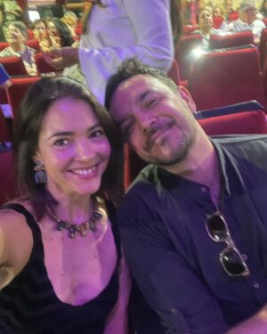 Eloísa Maturén Instagram - ¡Ay Compadre! @cmcgaffney , ¿cómo me haces esto?

Acabo de salir del estreno de @simonthefilm en Madrid y soy incapaz de acostarme sin vaciar aquí lo que ha sido esta experiencia. 

Tengo el pecho inflado de orgullo hermano, haber sido testigo de tu entrega a Simón, desde que era un corto, a cada paso del proyecto y ahora verte allí gigante, en una sala hermosa en la Gran Vía de Madrid, me ha conmovido en el alma. Gracias por tu vulnerabilidad, por llevarnos de la mano en ese viaje tan profundo. 

Tengo ganas de salir corriendo a darte el abrazo que te debo desde aquella noche en Joshua Tree. 
No había entendido nada, no había entendido de donde venías, en ese momento no sabía que te dejaste la piel y que estabas vacío para que Simón pudiera darle voz a la herida que los venezolanos llevamos dentro. Hoy la lloré contigo.

Lo que hiciste se me fue acumulando en el pecho y terminé llorando como un bebé en la escena de la discoteca, el único instante en el que Simón se permite soñar, en efecto pensar que es posible olvidar y seguir. Tu expresión me lo dijo todo, Simón quiere creer que es posible, pero en el fondo sabe que esa herida abierta no va a dejar de sangrar. Gracias por la sutileza. (Tú Papá me ofreció un kleenex antes de empezar y no se lo acepté por pendeja).

Gracias @indiegocinema por tu compromiso y tus ganas de contar esta historia, lo que has hecho es inspirador. Espero que @simonthefilm tenga una larga vida y que millones de personas en el mundo puedan ver a través de tus ojos, un pedazo de lo que hemos vivido en Venezuela. ¡Que sea la primera de muchas!

Hermano @marcelrasquin felicidades a ti también, porque sé lo mucho que amas contar historias, que es tu vida entera y que este nuevo hijo está muy cerca de tu corazón.

@virguezfranklin eres un villano genial. Tu escena desde el escritorio, sin mover un músculo y con toda esa fuerza fue espeluznante.

Esta peli esta llena de gente amada que me dio mucho gusto ver así, en una pantalla gigante. 

Felicidades a todos los que la hicieron posible. Vayan a verla que les va a revolver el alma. 

Compadre, te quiero, eres la tapa del frasco. 💛💛💛 🔥🔥🔥
