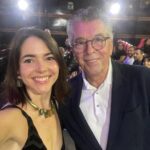 Eloísa Maturén Instagram - ¡Ay Compadre! @cmcgaffney , ¿cómo me haces esto? Acabo de salir del estreno de @simonthefilm en Madrid y soy incapaz de acostarme sin vaciar aquí lo que ha sido esta experiencia. Tengo el pecho inflado de orgullo hermano, haber sido testigo de tu entrega a Simón, desde que era un corto, a cada paso del proyecto y ahora verte allí gigante, en una sala hermosa en la Gran Vía de Madrid, me ha conmovido en el alma. Gracias por tu vulnerabilidad, por llevarnos de la mano en ese viaje tan profundo. Tengo ganas de salir corriendo a darte el abrazo que te debo desde aquella noche en Joshua Tree. No había entendido nada, no había entendido de donde venías, en ese momento no sabía que te dejaste la piel y que estabas vacío para que Simón pudiera darle voz a la herida que los venezolanos llevamos dentro. Hoy la lloré contigo. Lo que hiciste se me fue acumulando en el pecho y terminé llorando como un bebé en la escena de la discoteca, el único instante en el que Simón se permite soñar, en efecto pensar que es posible olvidar y seguir. Tu expresión me lo dijo todo, Simón quiere creer que es posible, pero en el fondo sabe que esa herida abierta no va a dejar de sangrar. Gracias por la sutileza. (Tú Papá me ofreció un kleenex antes de empezar y no se lo acepté por pendeja). Gracias @indiegocinema por tu compromiso y tus ganas de contar esta historia, lo que has hecho es inspirador. Espero que @simonthefilm tenga una larga vida y que millones de personas en el mundo puedan ver a través de tus ojos, un pedazo de lo que hemos vivido en Venezuela. ¡Que sea la primera de muchas! Hermano @marcelrasquin felicidades a ti también, porque sé lo mucho que amas contar historias, que es tu vida entera y que este nuevo hijo está muy cerca de tu corazón. @virguezfranklin eres un villano genial. Tu escena desde el escritorio, sin mover un músculo y con toda esa fuerza fue espeluznante. Esta peli esta llena de gente amada que me dio mucho gusto ver así, en una pantalla gigante. Felicidades a todos los que la hicieron posible. Vayan a verla que les va a revolver el alma. Compadre, te quiero, eres la tapa del frasco. 💛💛💛 🔥🔥🔥 Madrid, Spain