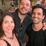 Eloísa Maturén Instagram - ¡Ay Compadre! @cmcgaffney , ¿cómo me haces esto? Acabo de salir del estreno de @simonthefilm en Madrid y soy incapaz de acostarme sin vaciar aquí lo que ha sido esta experiencia. Tengo el pecho inflado de orgullo hermano, haber sido testigo de tu entrega a Simón, desde que era un corto, a cada paso del proyecto y ahora verte allí gigante, en una sala hermosa en la Gran Vía de Madrid, me ha conmovido en el alma. Gracias por tu vulnerabilidad, por llevarnos de la mano en ese viaje tan profundo. Tengo ganas de salir corriendo a darte el abrazo que te debo desde aquella noche en Joshua Tree. No había entendido nada, no había entendido de donde venías, en ese momento no sabía que te dejaste la piel y que estabas vacío para que Simón pudiera darle voz a la herida que los venezolanos llevamos dentro. Hoy la lloré contigo. Lo que hiciste se me fue acumulando en el pecho y terminé llorando como un bebé en la escena de la discoteca, el único instante en el que Simón se permite soñar, en efecto pensar que es posible olvidar y seguir. Tu expresión me lo dijo todo, Simón quiere creer que es posible, pero en el fondo sabe que esa herida abierta no va a dejar de sangrar. Gracias por la sutileza. (Tú Papá me ofreció un kleenex antes de empezar y no se lo acepté por pendeja). Gracias @indiegocinema por tu compromiso y tus ganas de contar esta historia, lo que has hecho es inspirador. Espero que @simonthefilm tenga una larga vida y que millones de personas en el mundo puedan ver a través de tus ojos, un pedazo de lo que hemos vivido en Venezuela. ¡Que sea la primera de muchas! Hermano @marcelrasquin felicidades a ti también, porque sé lo mucho que amas contar historias, que es tu vida entera y que este nuevo hijo está muy cerca de tu corazón. @virguezfranklin eres un villano genial. Tu escena desde el escritorio, sin mover un músculo y con toda esa fuerza fue espeluznante. Esta peli esta llena de gente amada que me dio mucho gusto ver así, en una pantalla gigante. Felicidades a todos los que la hicieron posible. Vayan a verla que les va a revolver el alma. Compadre, te quiero, eres la tapa del frasco. 💛💛💛 🔥🔥🔥 Madrid, Spain