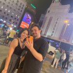 Eloísa Maturén Instagram - ¡Ay Compadre! @cmcgaffney , ¿cómo me haces esto? Acabo de salir del estreno de @simonthefilm en Madrid y soy incapaz de acostarme sin vaciar aquí lo que ha sido esta experiencia. Tengo el pecho inflado de orgullo hermano, haber sido testigo de tu entrega a Simón, desde que era un corto, a cada paso del proyecto y ahora verte allí gigante, en una sala hermosa en la Gran Vía de Madrid, me ha conmovido en el alma. Gracias por tu vulnerabilidad, por llevarnos de la mano en ese viaje tan profundo. Tengo ganas de salir corriendo a darte el abrazo que te debo desde aquella noche en Joshua Tree. No había entendido nada, no había entendido de donde venías, en ese momento no sabía que te dejaste la piel y que estabas vacío para que Simón pudiera darle voz a la herida que los venezolanos llevamos dentro. Hoy la lloré contigo. Lo que hiciste se me fue acumulando en el pecho y terminé llorando como un bebé en la escena de la discoteca, el único instante en el que Simón se permite soñar, en efecto pensar que es posible olvidar y seguir. Tu expresión me lo dijo todo, Simón quiere creer que es posible, pero en el fondo sabe que esa herida abierta no va a dejar de sangrar. Gracias por la sutileza. (Tú Papá me ofreció un kleenex antes de empezar y no se lo acepté por pendeja). Gracias @indiegocinema por tu compromiso y tus ganas de contar esta historia, lo que has hecho es inspirador. Espero que @simonthefilm tenga una larga vida y que millones de personas en el mundo puedan ver a través de tus ojos, un pedazo de lo que hemos vivido en Venezuela. ¡Que sea la primera de muchas! Hermano @marcelrasquin felicidades a ti también, porque sé lo mucho que amas contar historias, que es tu vida entera y que este nuevo hijo está muy cerca de tu corazón. @virguezfranklin eres un villano genial. Tu escena desde el escritorio, sin mover un músculo y con toda esa fuerza fue espeluznante. Esta peli esta llena de gente amada que me dio mucho gusto ver así, en una pantalla gigante. Felicidades a todos los que la hicieron posible. Vayan a verla que les va a revolver el alma. Compadre, te quiero, eres la tapa del frasco. 💛💛💛 🔥🔥🔥 Madrid, Spain