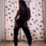 Eloísa Maturén Instagram - Hay emociones que me cuesta mucho sostener. A veces me siento "rara" y no lo soporto. Quiero salir corriendo de mi. "Rara" llamo yo a esos momentos en los que no puedo identificar lo que siento. Hay en el pecho una pulsión, algo que me habita, pero que no termina de ser. Es como cuando sientes que te va a dar gripe el día antes de que te duela la garganta. Un presentimiento. Literal. Reconozco que lo que más me desespera es no saber. Si no sé, no puedo controlar. Soy una control freak en recuperación 🤦🏻‍♀️😋 Lo que solía hacer con esta rareza era callarla. Distraerme con alguno de los clásicos: trabajo, amigos, comer, televisión, salir, alcohol y así. The weapon of choice. Pero ahora sé que si algo dentro quiere comunicarse, no puedo mandarlo a callar. Estoy aprendiendo a sentirme rara y no querer huir. Calmar el sistema nervioso para que la emoción hable. Tomar caminos distintos a ver que pasa. Ahora mismo estoy probando con el movimiento intuitivo. Pongo algo de música y dejo poco a poco que el cuerpo me guíe. No importa cómo se ve, solo me enfoco en sentir y dejar salir lo que sea. Noto que se va moviendo la energía y eso me ayuda a liberar la emoción. Doy brincos y lloro, es todo un poema 🤣🤣🤣 Propongo que la próxima vez que te sientas rar@ antes de salir corriendo a distraerte, te muevas un poco a ver qué pasa…
