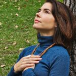 Eloísa Maturén Instagram - Muchas veces he sentido que dentro de mi cabeza se libra una batalla campal.⁠ ⁠ Una lucha entre mi lado puramente racional, hiper analítico y el ser que sabe confiar, conectado con los misterios de la vida, con la esencia que solo se puede sentir.⁠ ⁠ Antes pensaba que esos dos polos eran irreconcilables. A veces sus formas son tan extremas que estoy segura de que si fuesen dos personas, se detestarían.⁠ ⁠ Por años estuve aferrada a mi mente, encarnando a la Eloísa terrenal, todo lo demás se quedaba en el closet, alejado de mi vista y especialmente de la de los demás.⁠ ⁠ Luego comencé a medita, a estudiar Kundalini Yoga y mi lado espiritual quizo salir del closet con toda la ropa puesta. Juro que en algún momento pensé cambiarme el nombre, irme a vivir a un Ashram y alejarme del mundanal ruido⁠.⁠ @thefaria es mi testigo 😆🙄 ⁠ He dedicado muchas horas de meditación a "apagar" la mente, buscaba controlar a la fuerza los pensamientos, frustrada cuando no era capaz de hacerlo.⁠ ⁠ ⁠Mientras más me resistía a esa naturaleza dual, con más intensidad se manifestaba. Lo que resistes persiste dicen por allí.⁠ ⁠ Así que unos meses me reconocía atea y necesitaba una explicación lógica para todo, pero al cabo de un tiempo, volvía a integrar a la Elo yogui y experimentaba momentos de conexión espiritual que acababan con toda razón.⁠ ⁠ Desde hace poco he entendido con fuerza que todo eso, a veces contradictorio e inquietante, forma parte de lo que soy.⁠ ⁠ En lugar de jugar a la guerra, poco a poco hago las paces y le enseño a mi mente a dialogar. A colaborar. ⁠ ⁠ He encontrado un propósito que está por encima de mi misma y ahora invito a que todas mis versiones estén al servicio.⁠ 🦋🚀❤️‍🔥 ⁠ En el silencio he entendido que no se trata de controlar, al contrario, hay que rendirse ante lo que es y desde allí crear una nueva forma de estar.⁠ Special thanks to my wonderful teachers @satsiri and @strike.a.kjord for sharing their love and wisdom 💛 ⁠ ⁠ ⁠ Madrid, Spain