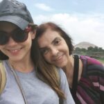 Eloísa Maturén Instagram - Hola Mami, Hoy mirándote a los ojos pude sentir el amor profundo que durante todos estos años me has dado. Es infinito, yo lo sé. Durante mucho tiempo no he sabido recibir ese amor, mi corazón estaba cerrado y no podía encontrar la llave para abrirlo. ¡Y mira que lo había intentado! Muchas veces antes de ir a tu encuentro pensaba: “Hoy si, hoy voy a abrazar a mi Mamá y todo lo que nos separa va a disolverse”. Y luego te veía y mi cuerpo volvía a ser de piedra, la tensión manifiesta, negada a sentir. Al final entiendo que la pequeña Elo estaba manejando los hilos, herida y asustada, incapaz de confiar. Te extrañé mucho Mami. Perdóname. Perdóname por todos estos años de distancia, de recordarte los errores, y negarme a lo hermoso. Perdóname por no reconocer la bendición enorme que eres en mi vida. Entiendo que nadie nunca va a amarme tanto como tú, lo veo claro porque lo vivo en carne propia cada vez que estoy con Martín. Reconciliarme contigo ha sido un milagro por el que he trabajado con mucho ahínco. Y se siente tan bonito poder abrazarte y que ya no duela. ¡Que alivio coño! Siento que llevo veinte años jugando el mismo nivel del juego y al fin lo pasé. 😅🥹🤯 Reconozco que lo que hemos vivido es justo lo que tenía que ser, nada más, nada menos. Un aprendizaje tremendo, profundo, transformador. Hoy puedo verte a ti, Susana, la mujer, el ser humano más allá del rol imposible de ser la madre perfecta. Veo tus sueños, tu camino, tu sabiduría, tu belleza y no puedo más que agradecer con el alma que seas mi Mamá. Verme en ti, parecerme a ti, sostener tu mano. Celebrar la vida y la oportunidad preciosa de estar juntas, aquí y ahora, nada más importa. Gracias. Te Amo Susana ❤️‍🔥 PD. Gracias @andreavieiraperez por darme los trucos para llegar al castillo, matar al dragón y pasar el nivel. A ti también te amo 💛 Madrid, Spain