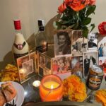 Eloísa Maturén Instagram - Desde hace algunos años la celebración del Día de Muertos es una de mis favoritas. Es esa certeza maravillosa de que los que se van nunca mueren, habitan en nosotros. Cada vez más entiendo que honrar de donde vengo es una parte importante de aceptarme y de integrar todo lo que soy y he sido. Especialmente lo que no me gusta tanto. Un día @andreavieiraperez me dijo una frase que cambió mi percepción de forma radical, era algo como “Agradezco la humanidad de mis padres y mis ancentros porque en ella encuentro el camino para evolucionar”🤯🤯🤯❤️‍🔥❤️‍🔥❤️‍🔥 Desde entonces reconozco y celebro todo lo que me enseñaron de mil maneras y me llena de inspiración ver la pasión con la que vivieron sus vidas. El aprendizaje está allí, a la vista, toca poco a poco integrarlo y desde la humildad y el amor agradecer la oportunidad que me han dado de estar hoy aquí. Gracias por cuidarme tanto. Los siento muy cerca. Aquí son recibidos con todo el amor, siempre. El corazón abierto de par en par. Madrid, Spain