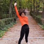 Eloísa Maturén Instagram - Volver a la música que te conecta con la alegría y la idea de que lo mejor de tu vida está por llegar. Llenarse de energía y ponerla al servicio de este momento. Mover el cuerpo no importa como, sentir la música, dejarse llevar. Que vivan los 90’s ❤️‍🔥🚀😎 Pd. Me disculpa que al final casi me mato 🤣🤣🤣 #blur #dance #90s #baila El Retiro - Jardines del Buen Retiro de Madrid