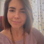 Eloísa Maturén Instagram - ¿Qué tal si te conectas con la sensación de que la mejor oportunidad de tu vida, está a punto de llegar? Ayer tenía la energía bajita, la transición hacia el otoño siempre me afecta un poco, me toma algunos días adaptarme a la falta de luz, al frío y a los días nublados. Acudí a mi gran amiga, la música para animarme un poco y terminé escuchando un playlist de los 90’s, las canciones de mi adolescencia. Inmediatamente mi energía cambio y empecé a sentirme ligera e inspirada. Me di cuenta que ese cambio no solo tuvo que ver con las canciones específicas que escuchaba, sino que volví a sentir la energía que me acompañaba en aquella época de mi vida. La sensación de posibilidad, de aventura, de intuir que todo es posible. Las ganas de explorar la vida y darlo todo. Aquel momento en el que sentía que en efecto la mejor oportunidad de mi vida podía estar a la vuelta de la esquina. Fue un cambio increíble y ese entusiasmo se quedó conmigo muchas horas del día. Te invito entonces a que hagas la prueba. Escucha música que te haga viajar a algún momento donde recuerdes esas ganas, ese fuego, la alegría que viene de adentro. Quédate allí un rato, explora como se siente en el cuerpo y cuánto puedes quedarte con esa sensación y llevarla a este momento. Madrid, Spain